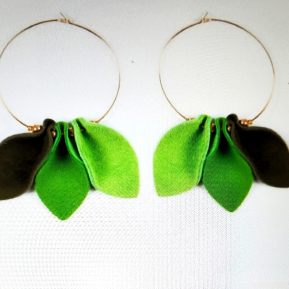 Elegant Green Leaf Earrings - Picture 1 of 1